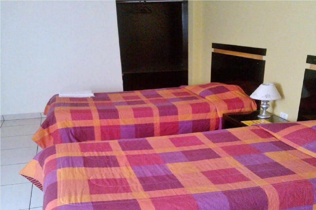 Hostal Los Balcones Nazca Esterno foto